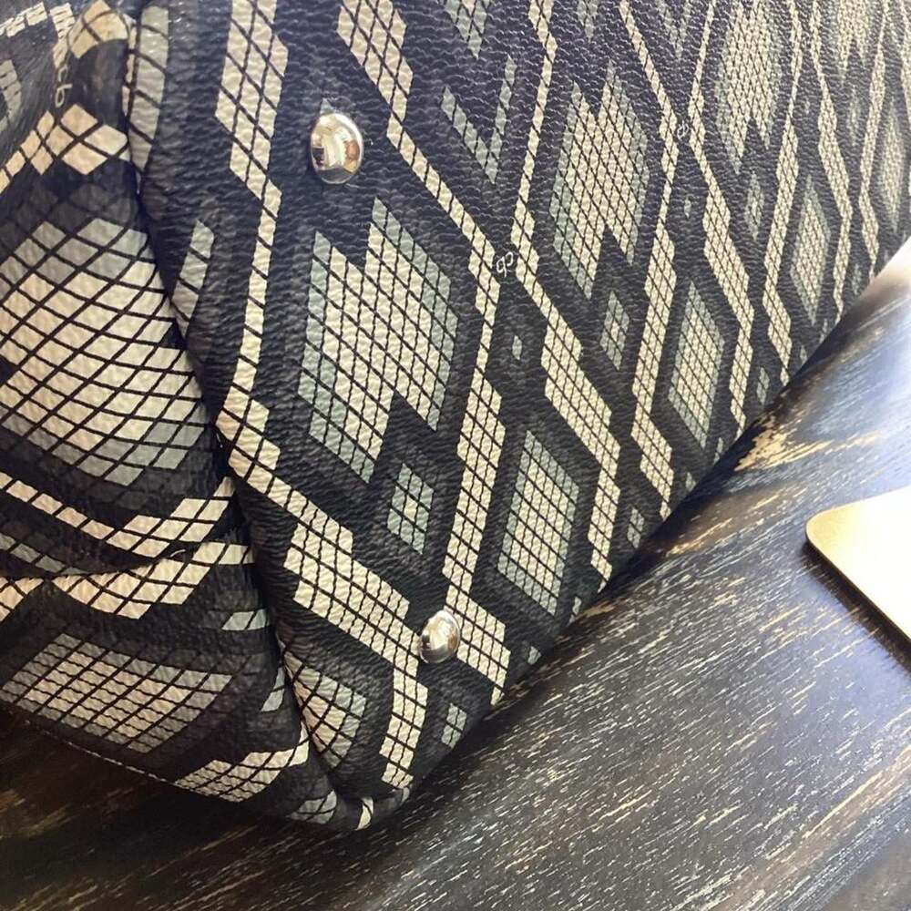 Cinda B White And Navy Blue Diamond Snake pattern tote bag with tassels - Picture 5 of 8